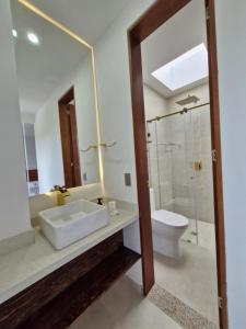 La salle de bains est pourvue d'un lavabo et de toilettes. dans l'établissement VILLA NATURAL, à Fómeque