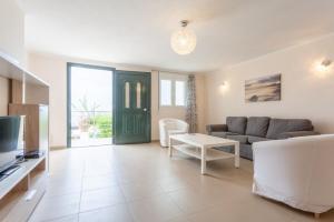 Televízia a/alebo spoločenská miestnosť v ubytovaní Corfu Sea View Villa - Alya