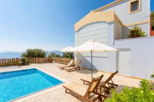 Bazén v ubytovaní Corfu Sea View Villa - Alya alebo v jeho blízkosti