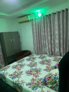 ein Schlafzimmer mit einem Bett mit Blumen darauf in der Unterkunft Classic suites chillout 