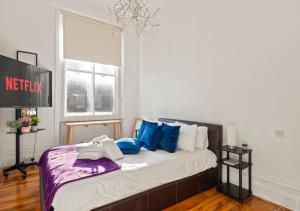 A bed or beds in a room at Classic Knightsbridge Loft Apartment