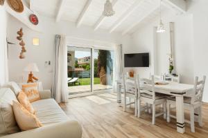 ein Wohnzimmer mit Tisch und ein Esszimmer in der Unterkunft "Villa Adele" in Olbia