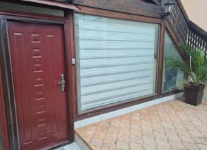 una porta con una finestra con una tenda a rulli di Apartman Sofija Kraljevo a Kraljevo