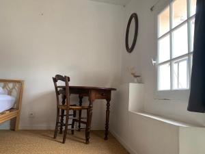 escritorio y silla en una habitación con ventana en Maison de caractère avec jacuzzi entre mer et montagne à Espira de Conflent en Espira-de-Conflent