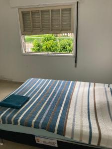 サンパウロにあるQuarto Vila Marianaの窓付きの部屋のベッド1台