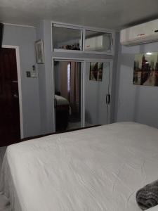 Postel nebo postele na pokoji v ubytování Zipcode Hideaway Guesthouse