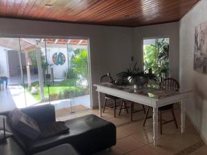 sala de estar con mesa blanca y sillas en Casa com piscina, churrasqueira, fogão à lenha. SUL DE MINAS GERAIS, en Itajubá