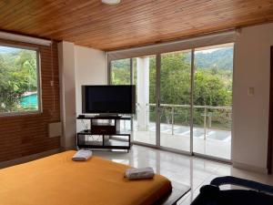 TV a/nebo společenská místnost v ubytování El Remanso-ND