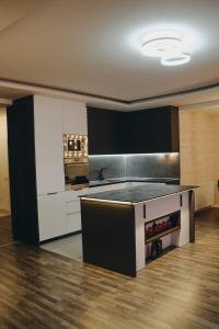 Virtuve vai virtuves zona naktsmītnē Apartment Panorama Gjakove