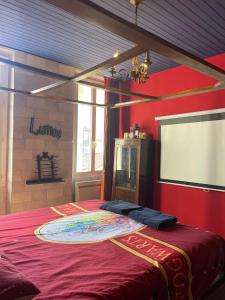 Cette chambre dispose d'un lit avec un écran de projection. dans l'établissement Harry Potter expérience, à Marseille