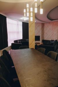 sala konferencyjna z dużym stołem i krzesłami w obiekcie Apartment Panorama Gjakove w mieście Gjakove