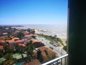 uma vista para a cidade e para o oceano a partir de uma varanda em Apartamento próximo a praia em Marataizes