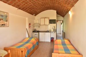 uma cozinha com duas camas num quarto em Complejo Turístico Hostal Madryn em Puerto Madryn