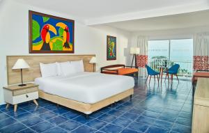 Royal Decameron Panama All Inclusive Plus في بلايا بلانكا: غرفة الفندق بسرير كبير ومكتب
