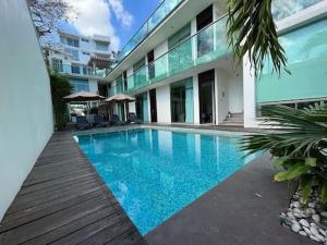 a swimming pool in front of a building at Amoe in Boca del Río