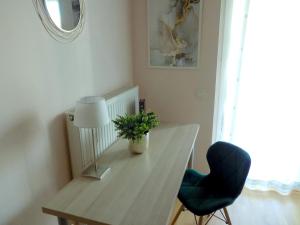 una scrivania con lampada e sedia in camera di Casa Iris a Székesfehérvár