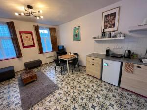 uma cozinha com uma mesa e uma bancada em Porta Pink em Budapeste