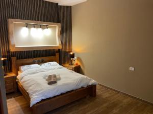 1 dormitorio con 1 cama grande y espejo en Private Garden House, en Haifa