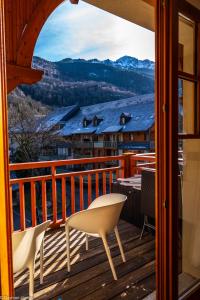 balcón con 2 sillas y vistas a las montañas en Résidence Cami Réal **** en Saint-Lary-Soulan