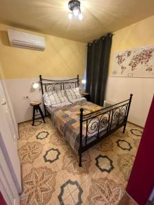 1 dormitorio con 1 cama en una habitación en Porta Family, en Budapest