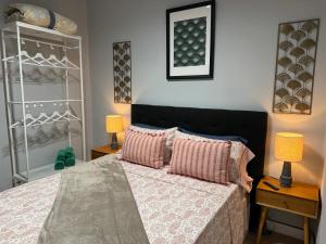una camera con un letto con due tavoli e due lampade di Dream SOROLLA a Santa Cruz de Tenerife