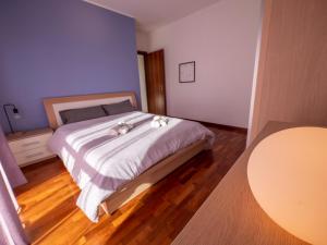 een kleine slaapkamer met een bed met witte lakens bij Bianco e Nero in Casale sul Sile