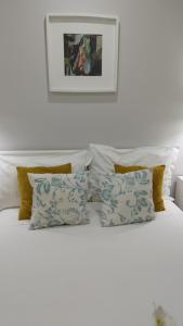ナザレにあるFerhouse Dreams Pátriaの白いベッド(枕付)が備わります。