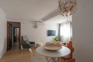 uma sala de estar com mesa e cadeiras em Casita Coqueta Free Parking em Cádiz
