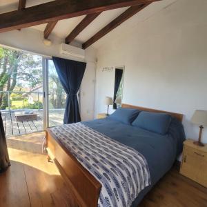 1 dormitorio con cama y ventana grande en Casa Encantada Guest House, en La Aguada