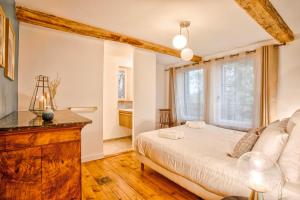 Maison Adeli - SPA- Braséro-Billard- Netflix-Wifi في Dozulé: غرفة نوم بسرير كبير ونوافذ