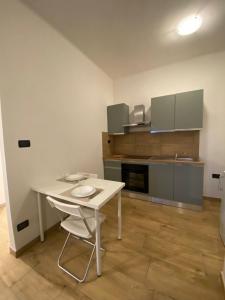 eine Küche mit einem weißen Tisch und einem weißen Stuhl in der Unterkunft Canelli 3 in Turin