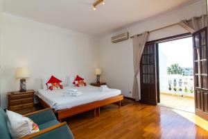 a bedroom with a bed and a sliding glass door at Villa a Sul in Albufeira