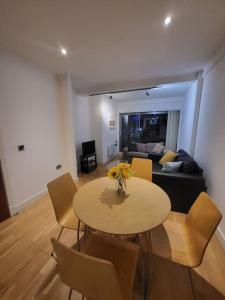 a living room with a table and chairs and a couch at Striking 1 bedroom apartment in Manchester