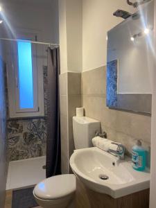ein Badezimmer mit einem weißen WC und einem Waschbecken in der Unterkunft Canelli 3 in Turin