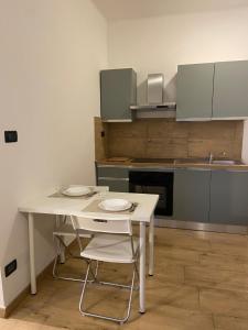 einen weißen Tisch und einen Stuhl in der Küche in der Unterkunft Canelli 3 in Turin