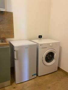 eine Waschmaschine und eine Waschmaschine in der Küche in der Unterkunft Canelli 3 in Turin