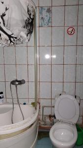 een badkamer met een toilet en een bad bij Готель Деметра in Charkov