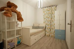 a small bedroom with a bunk bed with a teddy bear at Appartement adorable et jardin in Villiers-sur-Marne