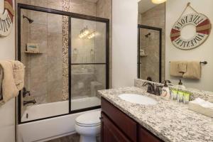 W łazience znajduje się umywalka, toaleta i prysznic. w obiekcie Luxury Downtown Rental - La Dolce Vita Villa #3 w mieście Moab