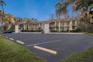 un estacionamiento frente a un edificio en Paddletail Waterfront Lodge, en Crystal River