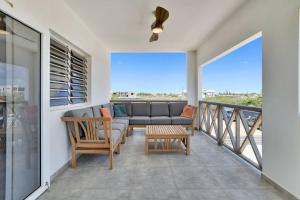 Villa Kiwi 3 min to the Beach with Private Magnesium Pool & Dive Rinse Tank的阳台或露台