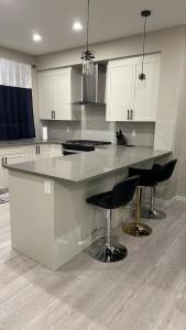 Η κουζίνα ή μικρή κουζίνα στο Luxurious 4BR Villa - 2 Master Bedrooms Ensuite!