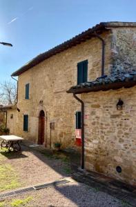 a stone building with a picnic table in front of it at Agriturismo Portoreschi in Saragano