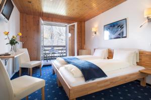 a bedroom with two beds in a room at Hotel Alpina in Mürren