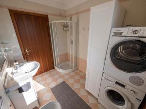 uma casa de banho com uma máquina de lavar roupa e um lavatório em Bianco e Nero em Casale sul Sile
