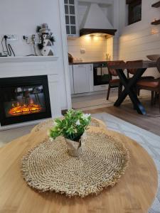 Una sala de estar con una mesa y una chimenea. en Starlight, en Kolašin