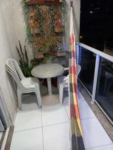patio con mesa y sillas en el balcón en não disponível, en Río de Janeiro