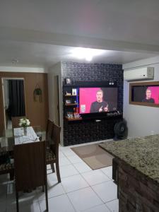 sala de estar con TV de pantalla plana en la pared en não disponível, en Río de Janeiro