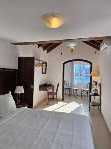 una camera con letto, tavolo e sedie di Dar Gabriel a Chefchaouen