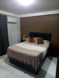 1 dormitorio con 1 cama grande con almohadas marrones en não disponível, en Río de Janeiro